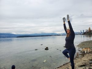 Diana Mello tree pose pregnant Mama beach